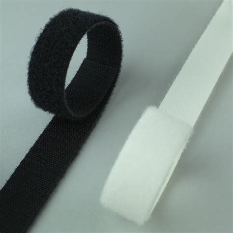 Gedetailleerde foto van het klittenband ophangsysteem en het strikje op de muziekmobiel.