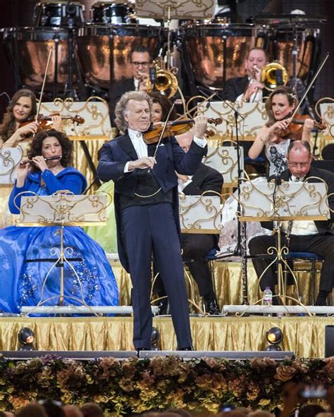 André Rieu met zijn Johann Strauss Orkest op het podium