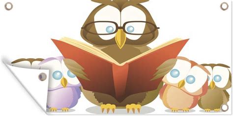 illustratie van een ouder die een boekje voorleest aan een kind in bed