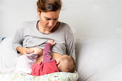 moeder die baby de borst geeft