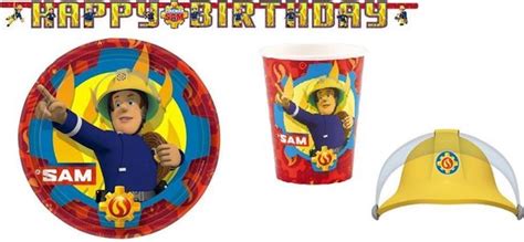 Voorbeeld van tafeldecoratie voor een Brandweerman Sam kinderfeestje, met borden, bekers en slingers.