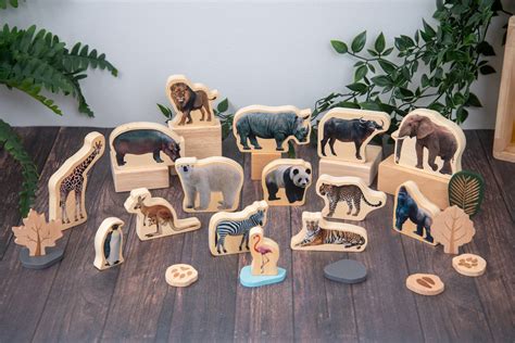 Illustratie van diverse antroposofische houten speelgoeditems, zoals blokken, poppen en dieren.