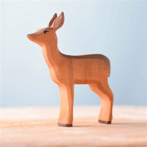 Een selectie van Bumbu Toys houten dieren en figuren.
