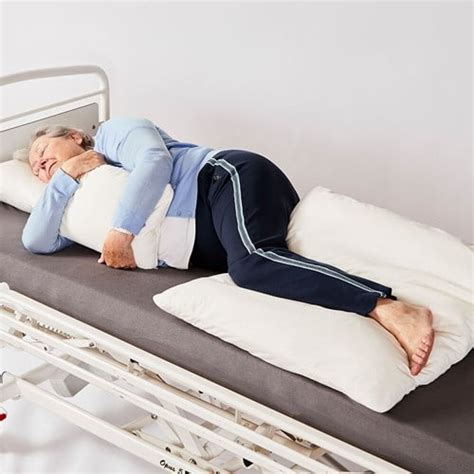 Illustratie van een positioneringskussen dat tussen de benen wordt geplaatst in zijligging