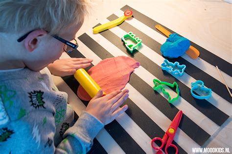 Kinderen die met klei verschillende vormen maken