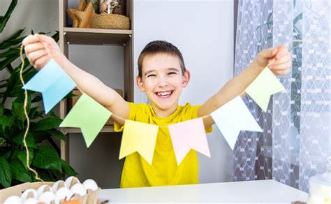 Een groepje kinderen versiert vrolijk slingers voor een feestje