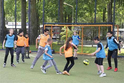 Kinderen die actief deelnemen aan een buitenactiviteit in de natuur