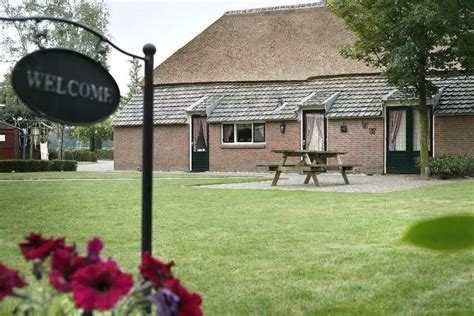 De oude boerderij 'De Klooienberg' omringd door groen