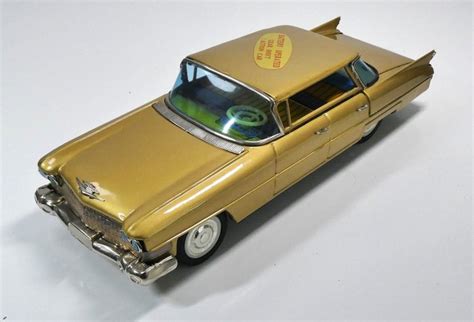 Gedetailleerde foto van een Bandai blikken Cadillac cabriolet, met nadruk op de lithografie en wielen.