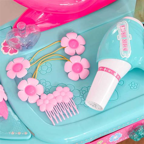 Showroom met een breed scala aan quadkleding, waaronder helmen, jassen, broeken en handschoenen.