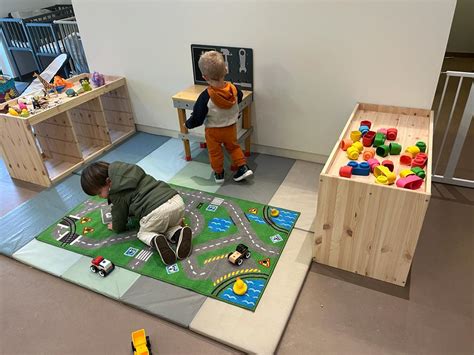 peuters in verschillende speelhoeken (bv. keuken, bouwhoek)