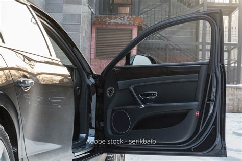 Illustratie van een kinderslot mechanisme in een autodeur