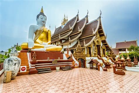 Een serene afbeelding van een boeddhistische tempel of een mediterende persoon.