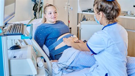 Illustratie van de toepassing van een vacuümpomp tijdens een bevalling.