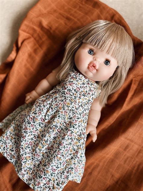 Close-up van het gezicht van een Paola Reina pop, met nadruk op de gedetailleerde oogjes, blosjes en lipjes.