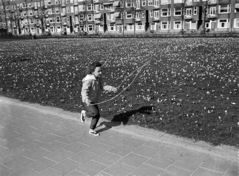 Kind dat over een laag touwtje springt