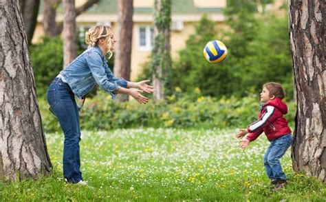 Twee personen die een bal overgooien