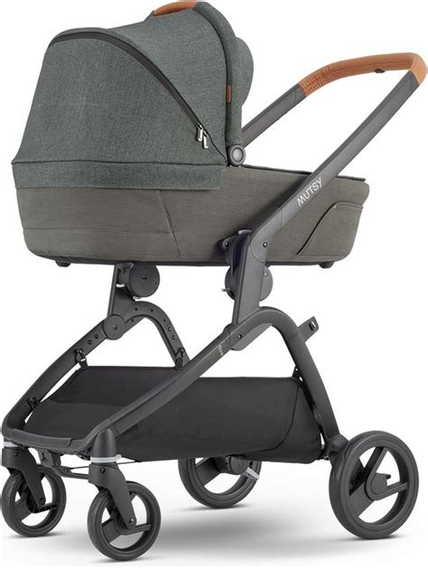 Schematische weergave van een 3-in-1 kinderwagen met reiswieg en zitje.