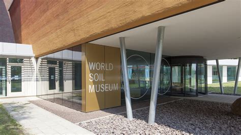 Foto van het World Soil Museum in Wageningen, met de kenmerkende 'graszode' vorm.