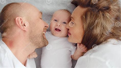 Foto van een tevreden gezin met een pasgeboren baby