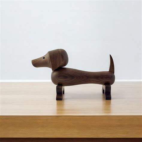 Close-up van de details van een handgemaakte houten teckel, met nadruk op de houtnerf en de afwerking.