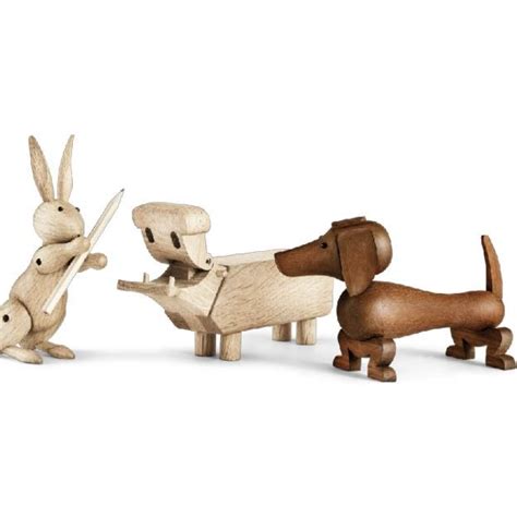 Stijlvolle houten teckel van Kay Bojesen in een modern interieur.