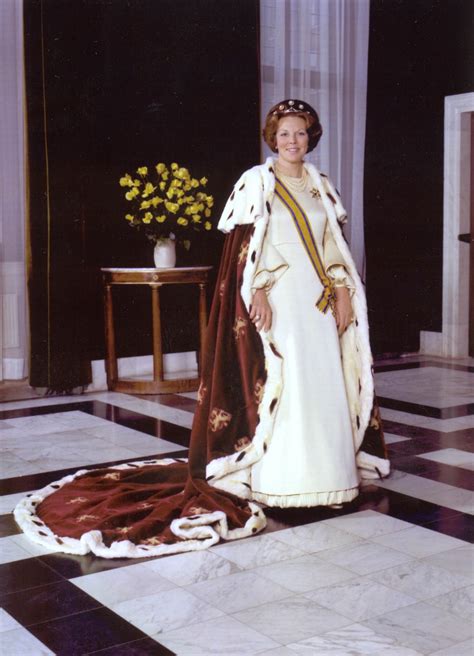 Foto van de inhuldigingspostzegel van Koningin Beatrix uit 1980 met haar portret als prinses.