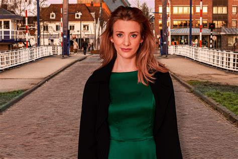 Noortje Herlaar tijdens een theatervoorstelling