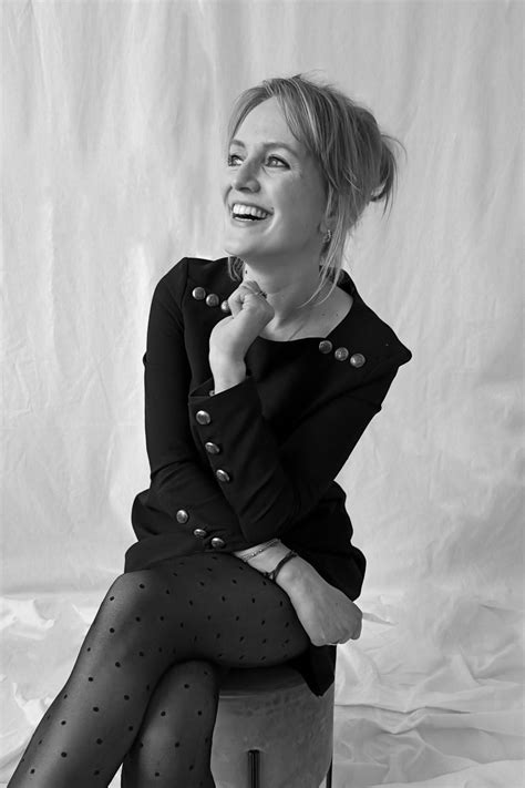 Laura Hogendoorn met gitaar, compositie van een muzieknoot.