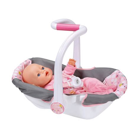 Verschillende Baby Born Maxi-Cosi modellen, variërend in kleur en design, naast een Baby Born pop.