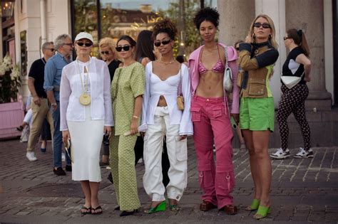 Illustratie van verschillende populaire speelgoedobjecten uit de jaren '90, zoals een Tamagotchi, Pogs, en een Pokémon kaart.