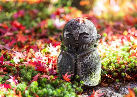 Jizo beeldje met rode muts op een Japanse begraafplaats
