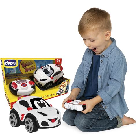 Een kind dat met de CHICCO Rocky Crossover R/C auto speelt in een woonkamer.