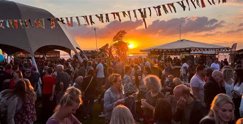 Festivalpubliek geniet van muziek onder de zon