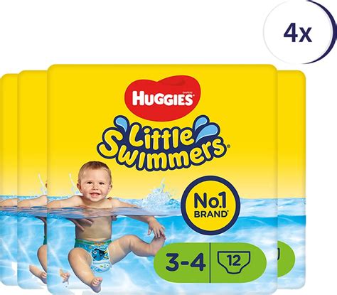 Vrolijk gekleurde Huggies Little Swimmers zwemluiers met Disney-figuren, getoond aan een lachende baby in een zwembad.