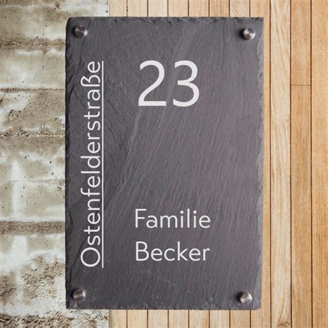 Verschillende ontwerpen van gepersonaliseerde wijnflesetiketten voor zwangerschapsaankondigingen.