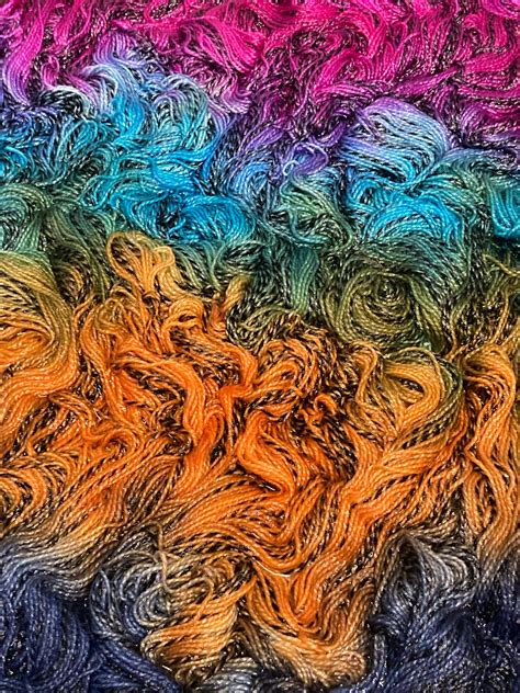 Strengen wol die in een verfbad met natuurlijke kleurstoffen weken