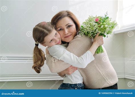 Een moeder die haar kind knuffelt na een beangstigende gebeurtenis