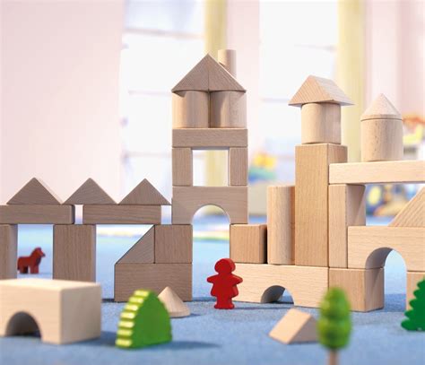 Illustratie van divers HABA speelgoed, waaronder houten blokken en bordspellen.