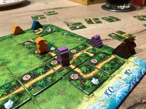 Afbeelding van het Karuba bordspel met avonturiers en tegels.