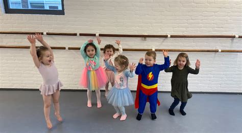 Peuters die samen dansen met een ouder