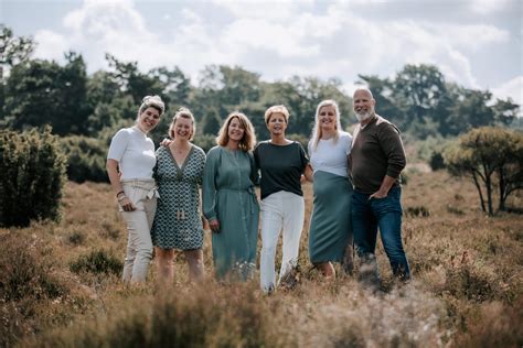 Foto van het team van Verloskundigcentrum Zwanger & Zo in een professionele setting.