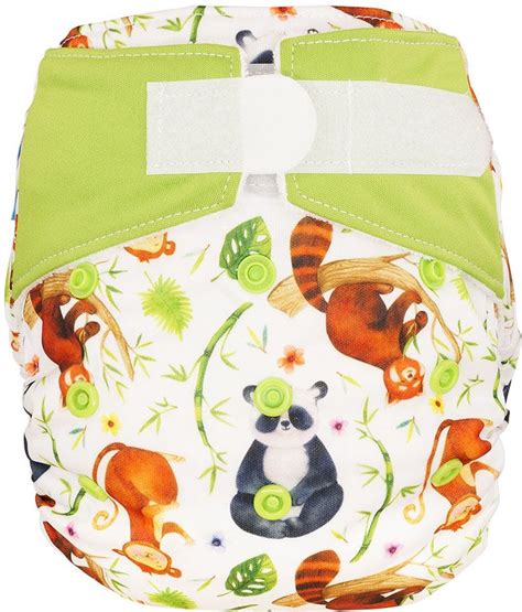 Illustratie van een baby met een vrolijk geprinte PandaBaby wasbare luier