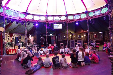 Kinderen oefenen circusacts