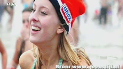 Een foto van Luca Prins met een Unox-muts, die de aanleiding vormde voor haar bekendheid als 'Unox-meisje'.