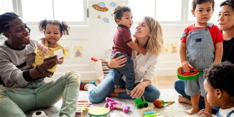 Ouder en kind spelen samen met bouwblokken