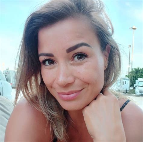 Een kind dat een balans clownshoed draagt en probeert een ring te balanceren.