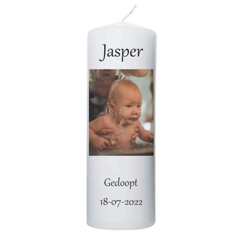 Een schattige baby met een doopkaars
