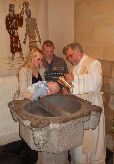 Een volwassene die gedoopt wordt