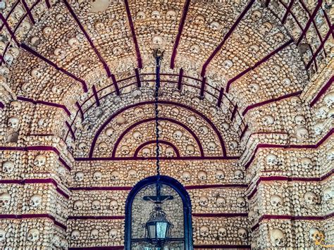 Foto van de Capela dos Ossos in Faro